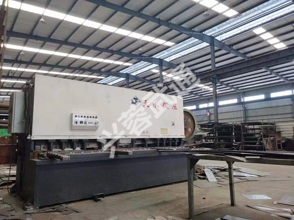 ued真人官方公司剪板机展示